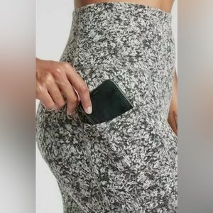 Athleta Salutation Stash Pocket II Textured 7/8 Tight Moonflower Black Size XS